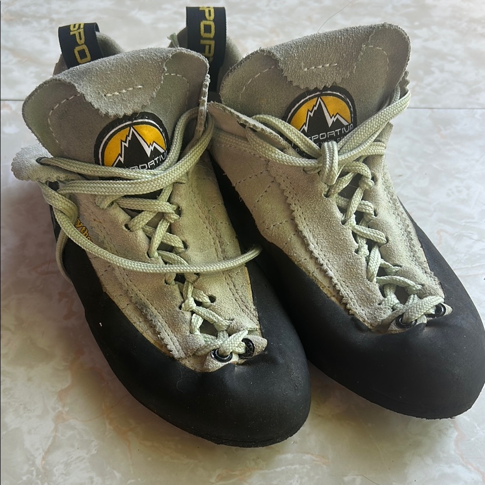 La Sportiva Mythos Climbing Shoe 38.5